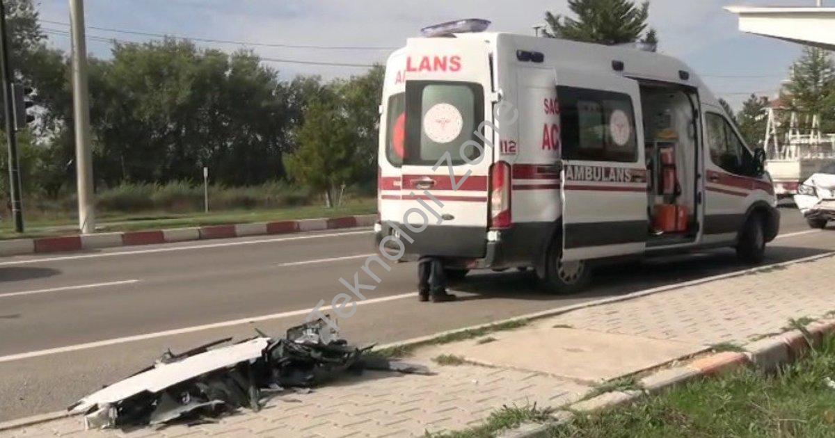 "Tavşanlı çevreyolunda kamyon ve otomobil çarpıştı: 2 yaralı" başlıklı haber için fotorealistik, pro