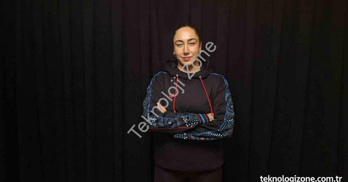 "39 km’yi 14 saatte yüzdü: Elif Berke Türkiye birincisi" başlıklı haber için fotorealistik, profesyo