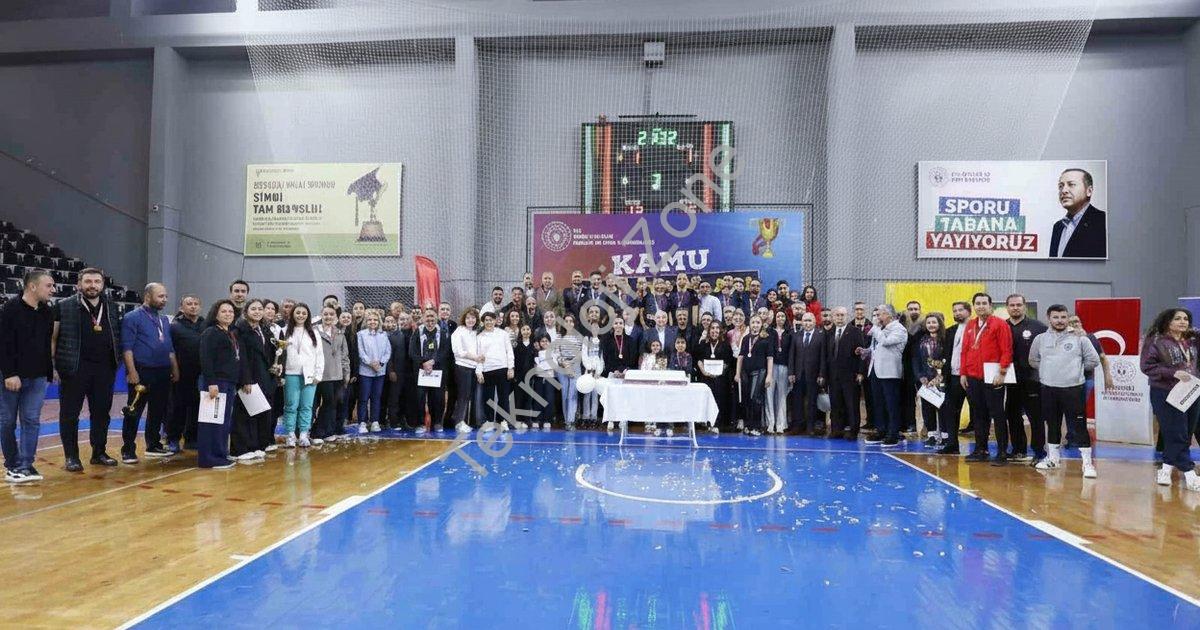 KAMU ÇALIŞANLARINI BULUŞTURAN KAMU SPOR OYUNLARI, VALİ RECEP YAZICIOĞLU SPOR SALONU’NDAKİ FİNAL MAÇLARIYLA TAMAMLANDI. TOPLAM 449 KAMU ÇALIŞANININ KATILDIĞI ORGANİZASYONDA DÖRT AYRI BRANŞTA ŞAMPİYON OLAN TAKIMLAR KUPALARINI DENİZLİ VALİSİ ÖMER FARUK COŞKUN’UN ELİNDEN ALDI.