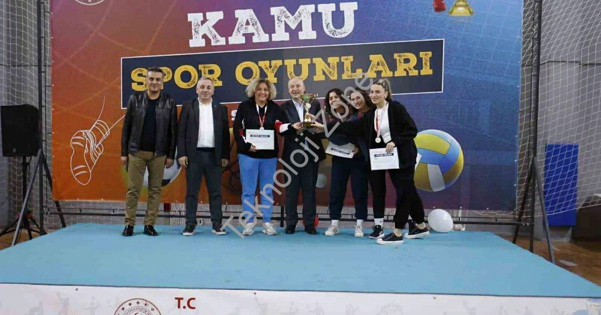 KAMU ÇALIŞANLARINI BULUŞTURAN KAMU SPOR OYUNLARI, VALİ RECEP YAZICIOĞLU SPOR SALONU’NDAKİ FİNAL MAÇLARIYLA TAMAMLANDI. TOPLAM 449 KAMU ÇALIŞANININ KATILDIĞI ORGANİZASYONDA DÖRT AYRI BRANŞTA ŞAMPİYON OLAN TAKIMLAR KUPALARINI DENİZLİ VALİSİ ÖMER FARUK COŞKUN’UN ELİNDEN ALDI.
