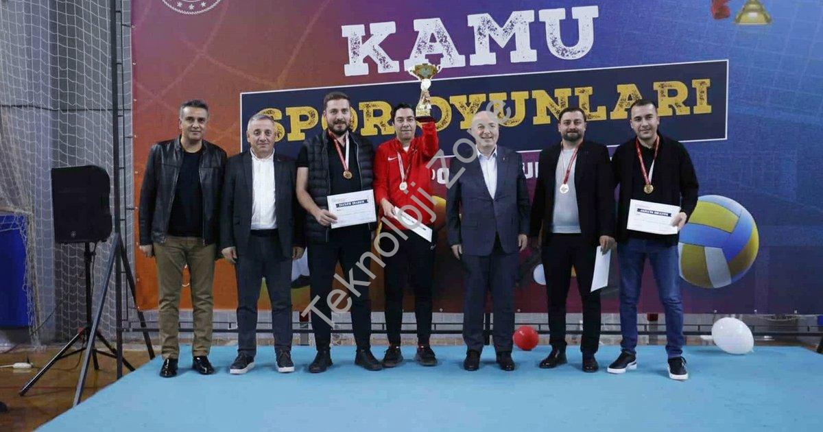 KAMU ÇALIŞANLARINI BULUŞTURAN KAMU SPOR OYUNLARI, VALİ RECEP YAZICIOĞLU SPOR SALONU’NDAKİ FİNAL MAÇLARIYLA TAMAMLANDI. TOPLAM 449 KAMU ÇALIŞANININ KATILDIĞI ORGANİZASYONDA DÖRT AYRI BRANŞTA ŞAMPİYON OLAN TAKIMLAR KUPALARINI DENİZLİ VALİSİ ÖMER FARUK COŞKUN’UN ELİNDEN ALDI.