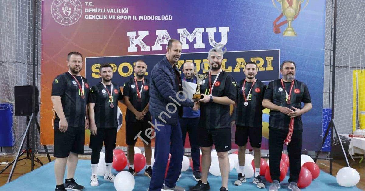 KAMU ÇALIŞANLARINI BULUŞTURAN KAMU SPOR OYUNLARI, VALİ RECEP YAZICIOĞLU SPOR SALONU’NDAKİ FİNAL MAÇLARIYLA TAMAMLANDI. TOPLAM 449 KAMU ÇALIŞANININ KATILDIĞI ORGANİZASYONDA DÖRT AYRI BRANŞTA ŞAMPİYON OLAN TAKIMLAR KUPALARINI DENİZLİ VALİSİ ÖMER FARUK COŞKUN’UN ELİNDEN ALDI.