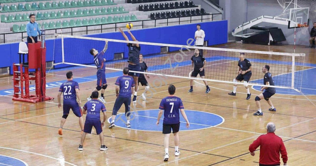 KAMU ÇALIŞANLARINI BULUŞTURAN KAMU SPOR OYUNLARI, VALİ RECEP YAZICIOĞLU SPOR SALONU’NDAKİ FİNAL MAÇLARIYLA TAMAMLANDI. TOPLAM 449 KAMU ÇALIŞANININ KATILDIĞI ORGANİZASYONDA DÖRT AYRI BRANŞTA ŞAMPİYON OLAN TAKIMLAR KUPALARINI DENİZLİ VALİSİ ÖMER FARUK COŞKUN’UN ELİNDEN ALDI.