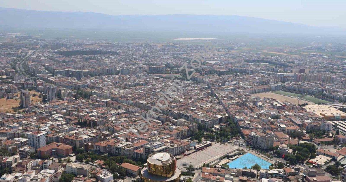 "Aydın'da İnşaat Sektörü Hareketli: 3 Ayda Binlerce Yeni Ruhsat" başlıklı haber için fotorealistik,