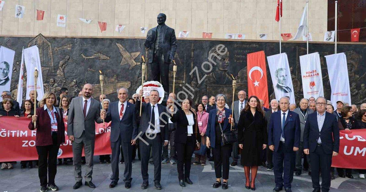 "Manisa'da Eğitim Zirvesi: Reform Çağrısı ve Yeni Manifesto" başlıklı haber için fotorealistik, prof