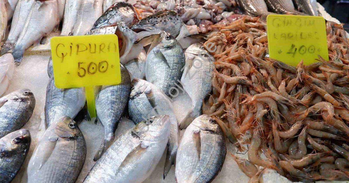 "Foça Balık Hali’nde Kış Bereketi: Sardalya ve Uskumru Öne Çıkıyor" başlıklı haber için fotorealisti