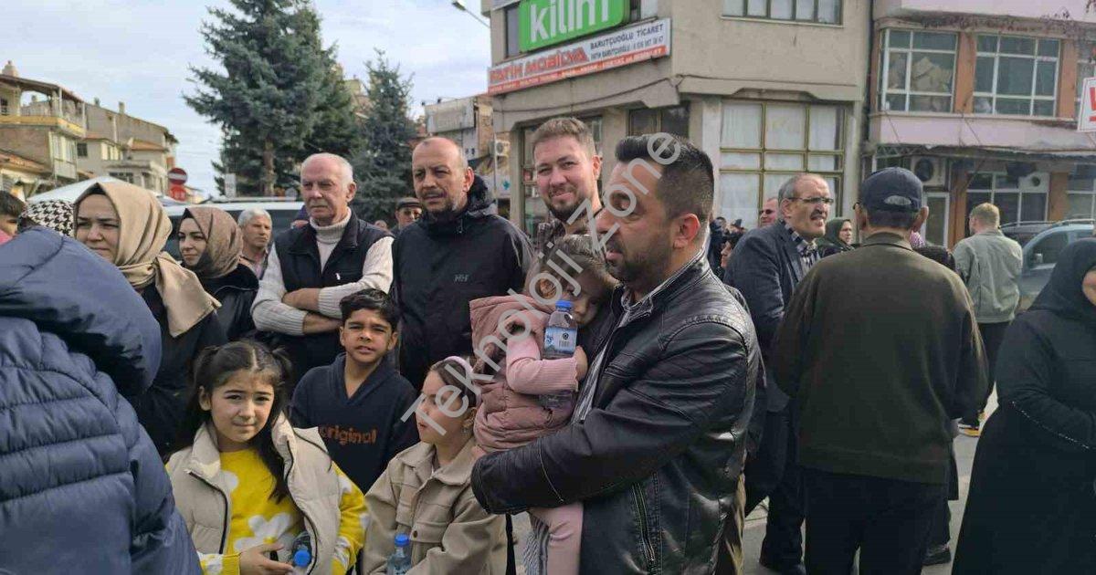 "Şuhut'ta Umre Yolcuları Dualarla Kutsal Topraklara Uğurlandı" başlıklı haber için fotorealistik, pr