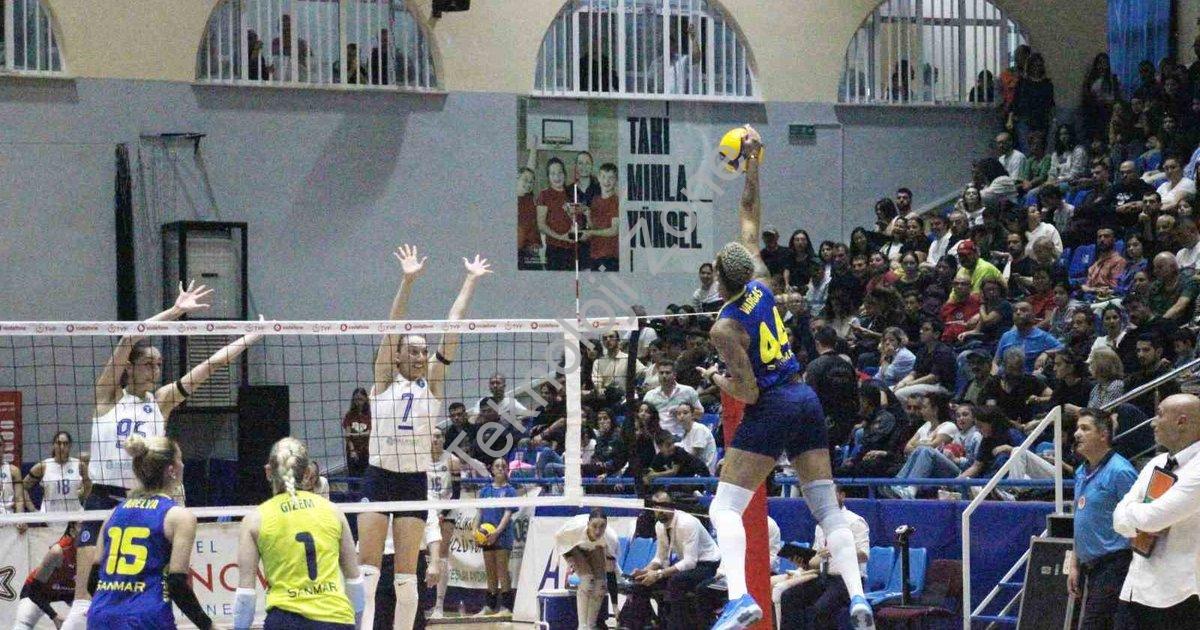 "Fenerbahçe Deplasmanda Zorlandı ama Kazandı: 3-1" başlıklı haber için fotorealistik, profesyonel bi