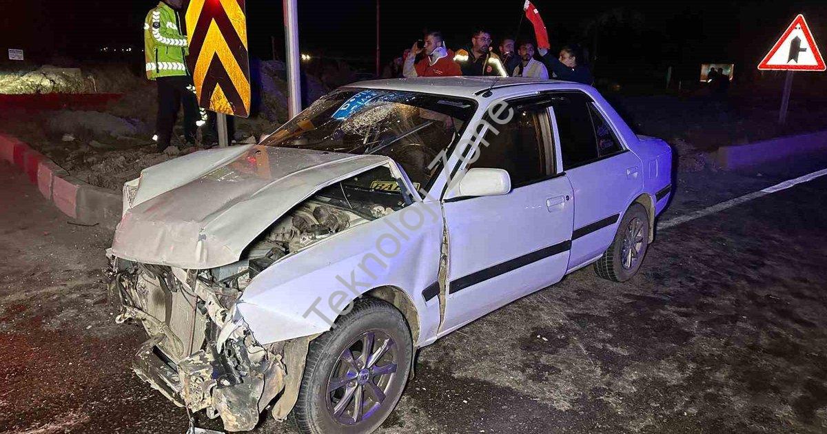 "Uşak'ta Kavşak Faciası: Aralarında Bebeğin de Olduğu 10 Kişi Yaralandı" başlıklı haber için fotorea