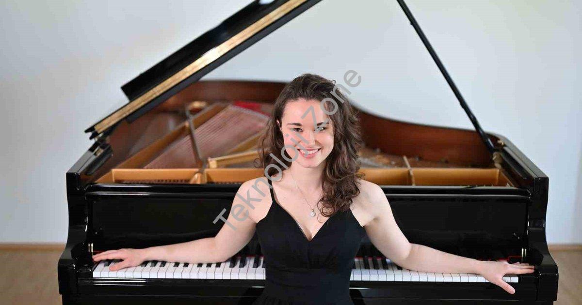 "Genç Piyanist Nehir Özzengin Forbes'un Zirvesinde" başlıklı haber için fotorealistik, profesyonel b
