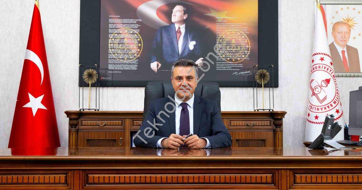 "Milli Eğitim Müdürü'nden Anlamlı Mesaj: Öğretmenlik Bir Ömürdür" başlıklı haber için fotorealistik,