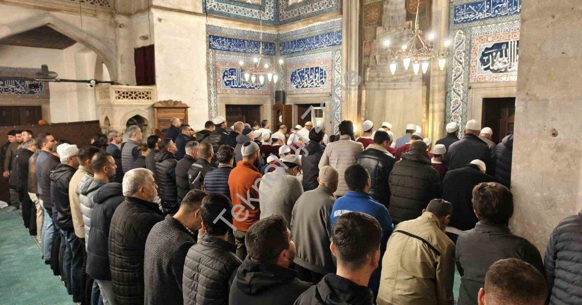 "Mimar Sinan Eserinde Sabah Namazı: Manisa'da Manevi Buluşma" başlıklı haber için fotorealistik, pro