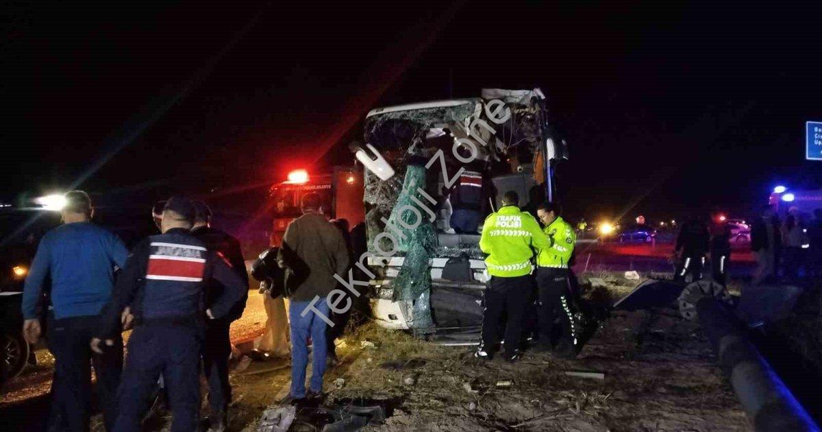 "Denizli'de Korkutan Kaza: Yolcu Otobüsü ile Minibüs Çarpıştı" başlıklı haber için fotorealistik, pr