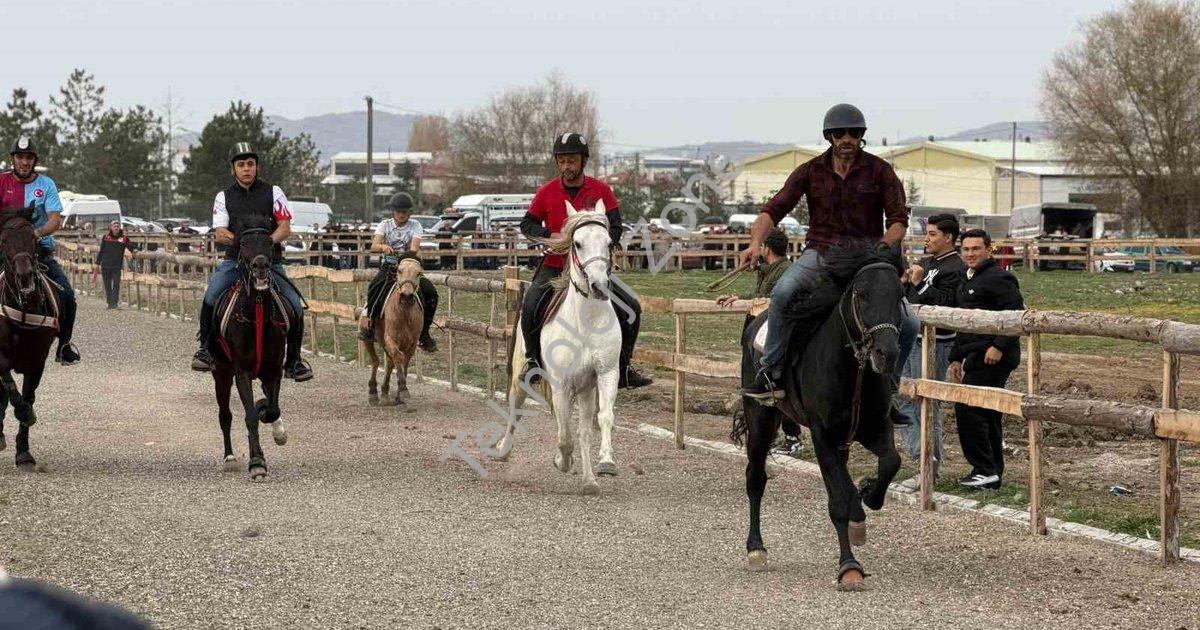 "Tavşanlı'da Rahvan Atları Rüzgarı: Şampiyon Belli Oldu!" başlıklı haber için fotorealistik, profesy