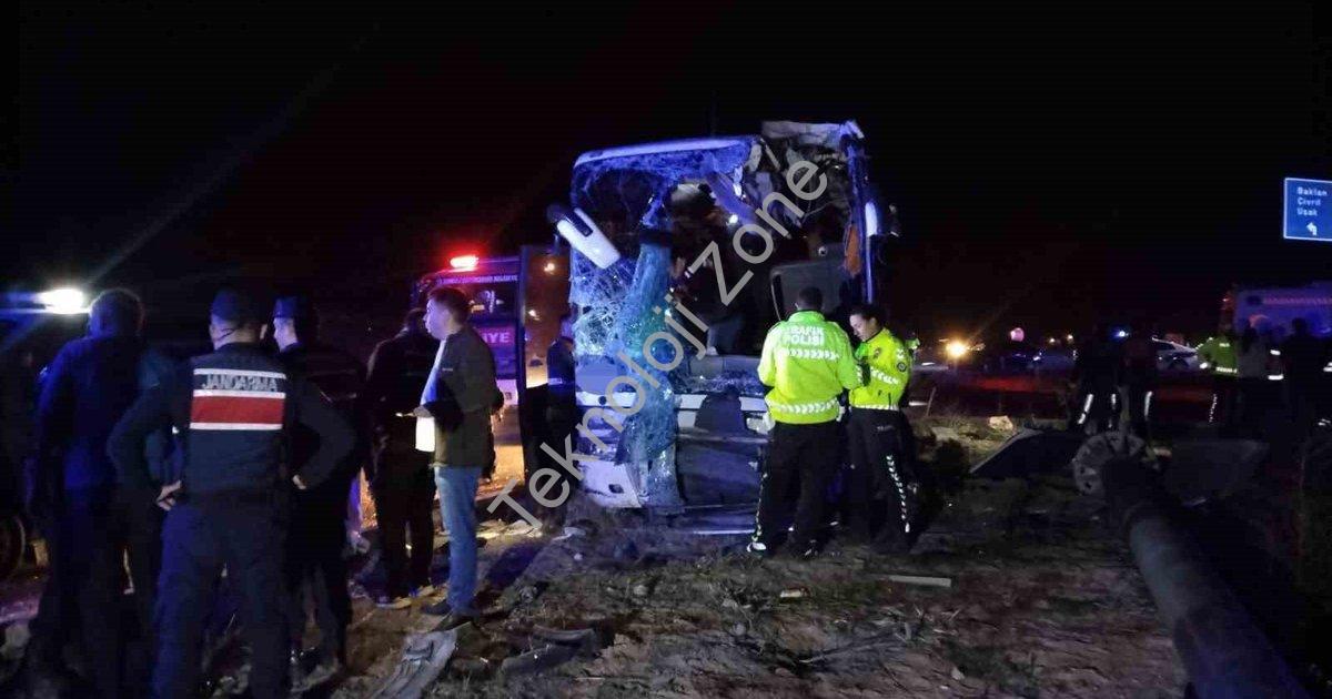 "Denizli'de Korkunç Kaza: Otobüs ve Minibüs Çarpıştı, Ortalık Savaş Alanına Döndü" başlıklı haber iç