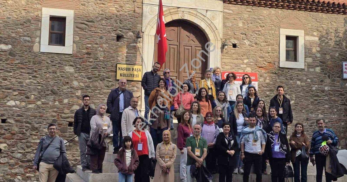 "Aydın'da Eğitimciler Zaman Tünelinde: Bin Yıllık Tarihe Yolculuk" başlıklı haber için fotorealistik