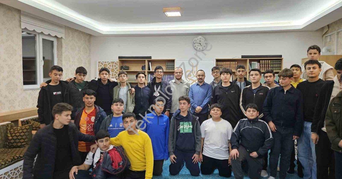 "Emirdağ Fen Lisesi Öğrencileri İçin Anlamlı Buluşma" başlıklı haber için fotorealistik, profesyonel