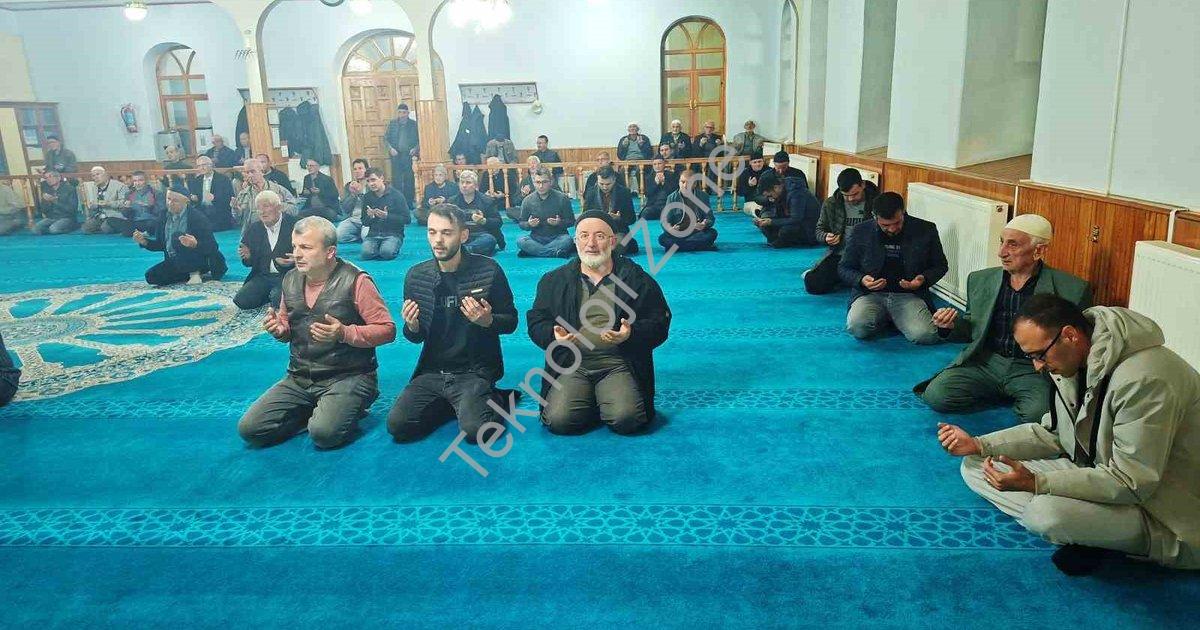 "Hisarcık'ta Şehit Öğretmenler İçin Anlamlı Mevlit Töreni" başlıklı haber için fotorealistik, profes