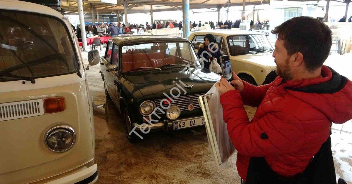 "Kütahya Antika Pazarı Klasik Otomobillerle Dolup Taştı" başlıklı haber için fotorealistik, profesyo