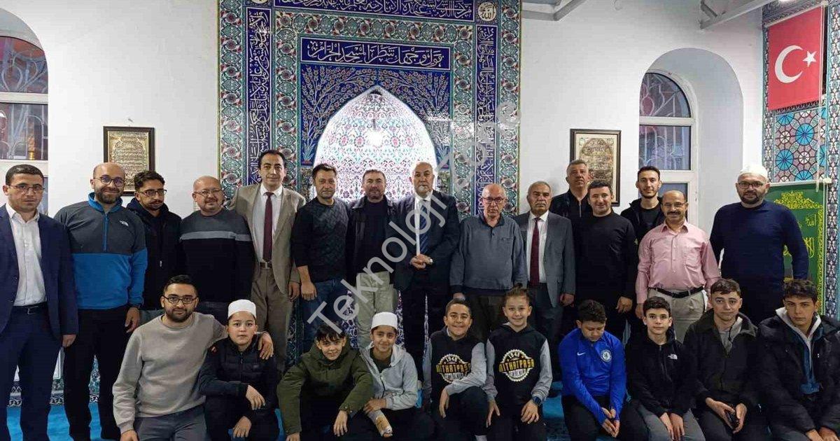 "Emirdağ'da Öğretmenler Günü İçin Özel Sabah Programı" başlıklı haber için fotorealistik, profesyone