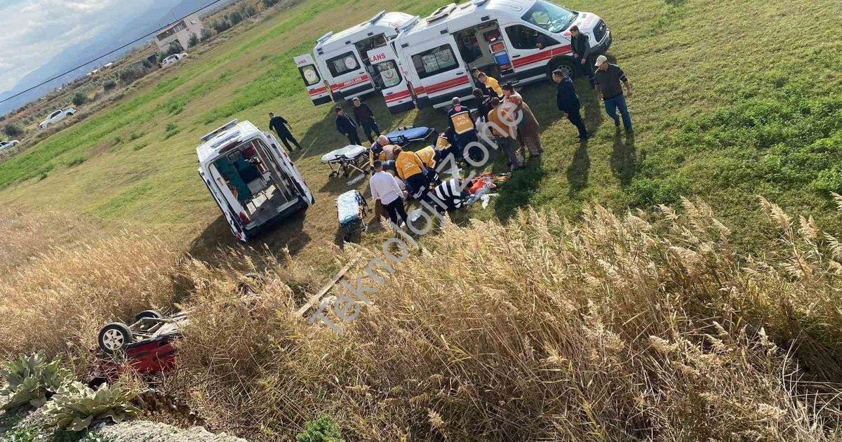 "Manisa'da Araç Tarlaya Devrildi: 1 Bebek Dahil 5 Yaralı" başlıklı haber için fotorealistik, profesy