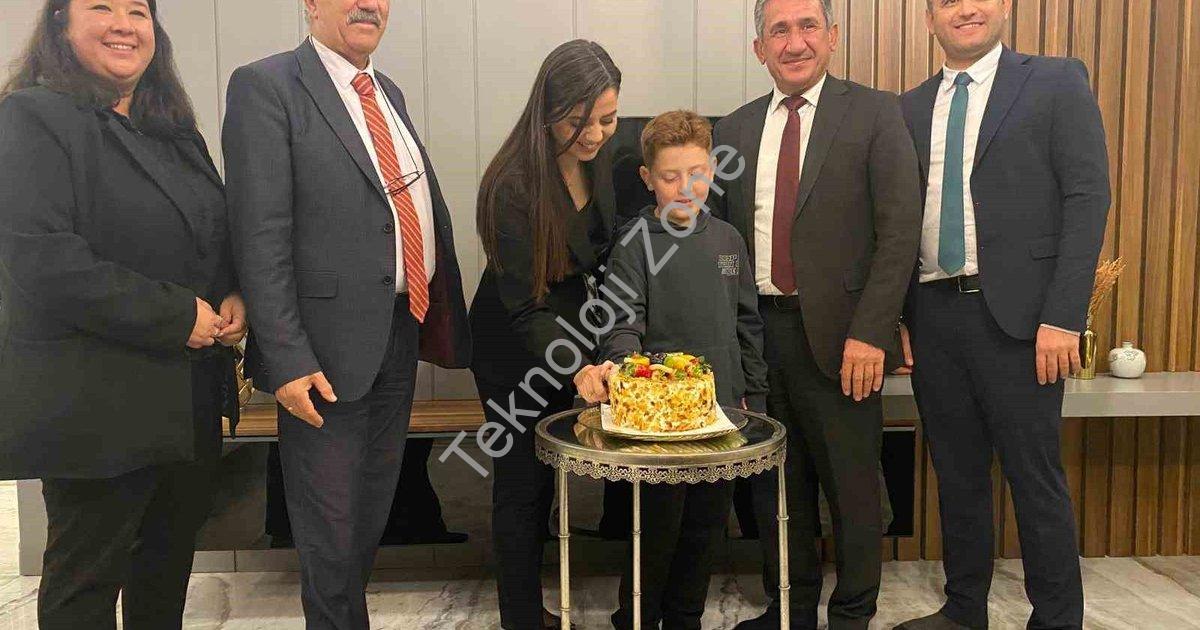 "Menteşe'de Öğretmenlere Özel Çifte Kutlama Sürprizi" başlıklı haber için fotorealistik, profesyonel