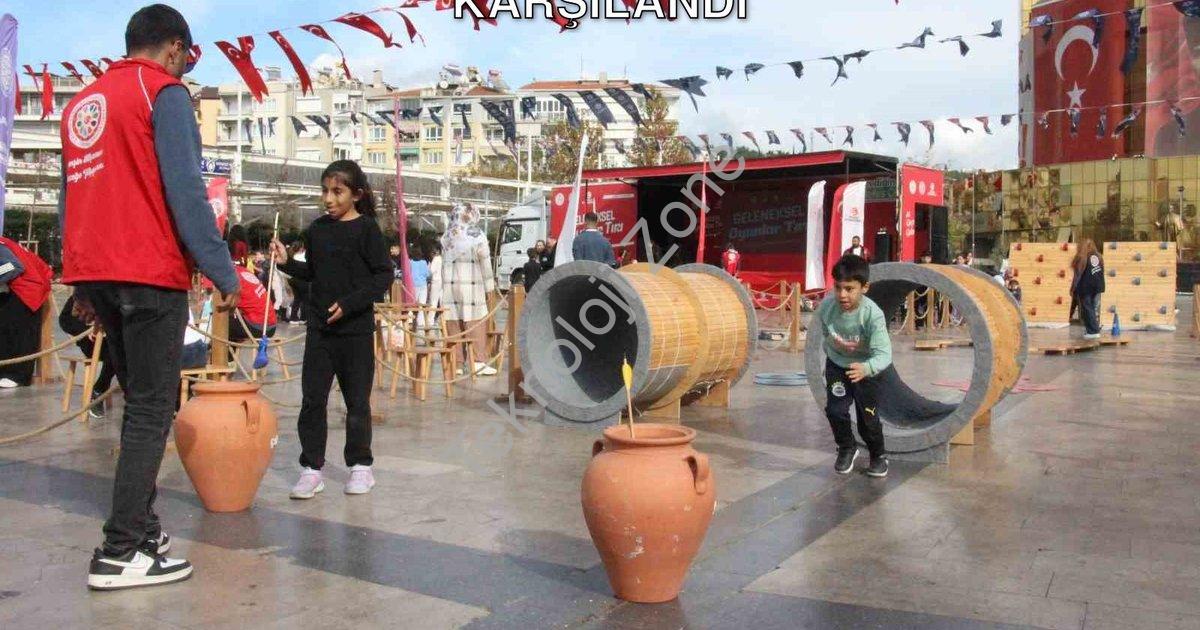 "Geleneksel Oyun Tırı Aydın'da Coşkuyla Karşılandı" başlıklı haber için fotorealistik, profesyonel b