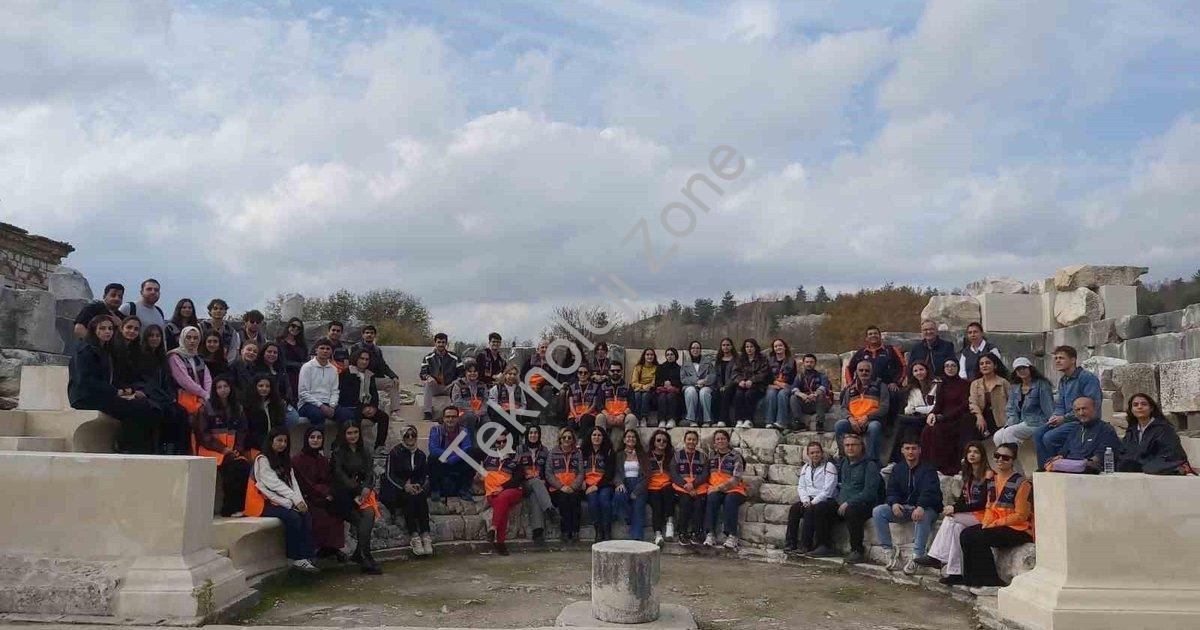 "AFAD gönüllüleri Stratonikeia’da tarihle buluştu" başlıklı haber için fotorealistik, profesyonel bi