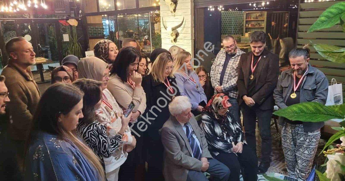 "Eski öğrencilerden emekli öğretmene duygulandıran kutlama" başlıklı haber için fotorealistik, profe