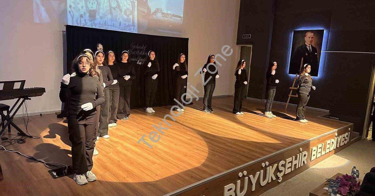 "Sarıgöl’de 24 Kasım Öğretmenler Günü’ne coşkulu kutlama" başlıklı haber için fotorealistik, profesy