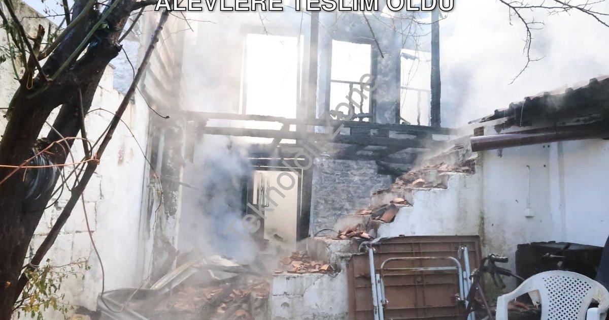 "Muğla Menteşe'de Korkutan Yangın: İki Ev Alevlere Teslim Oldu" başlıklı haber için fotorealistik, p