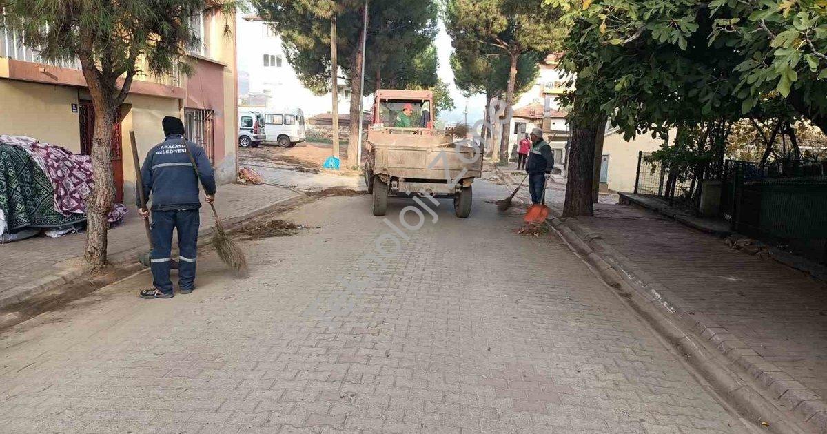 "Karacasu'da Kapsamlı Temizlik Seferberliği: Ekipler Sahada" başlıklı haber için fotorealistik, prof