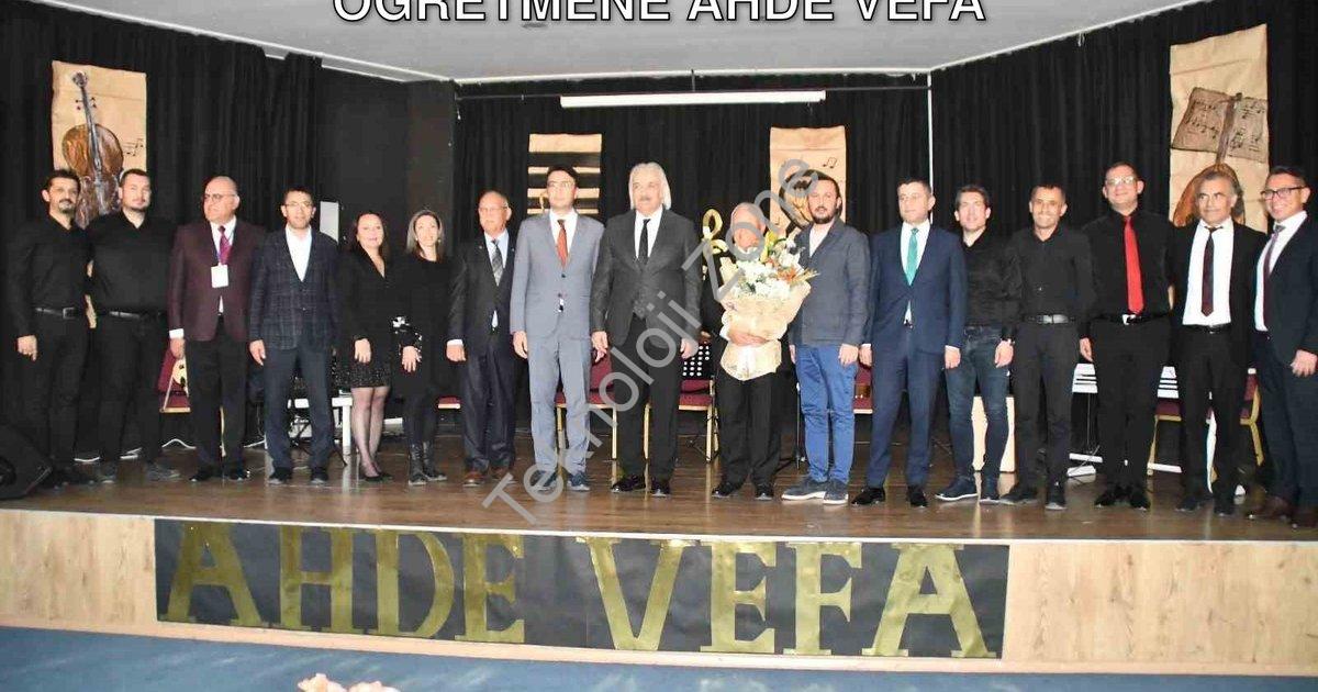 "Söke'de Eğitim Çınarları Unutulmadı: 102 Öğretmene Ahde Vefa" başlıklı haber için fotorealistik, pr