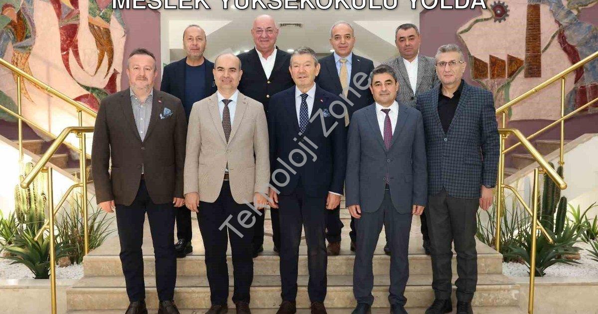 "Denizli OSB ve PAÜ İş Birliğiyle Yeni Meslek Yüksekokulu Yolda" başlıklı haber için fotorealistik,