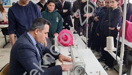 Sarıgöl Kaymakamı Halil Dalak Öğrencilerle Atölyede: Hem Dikiş Dikti Hem Çapa Yaptı