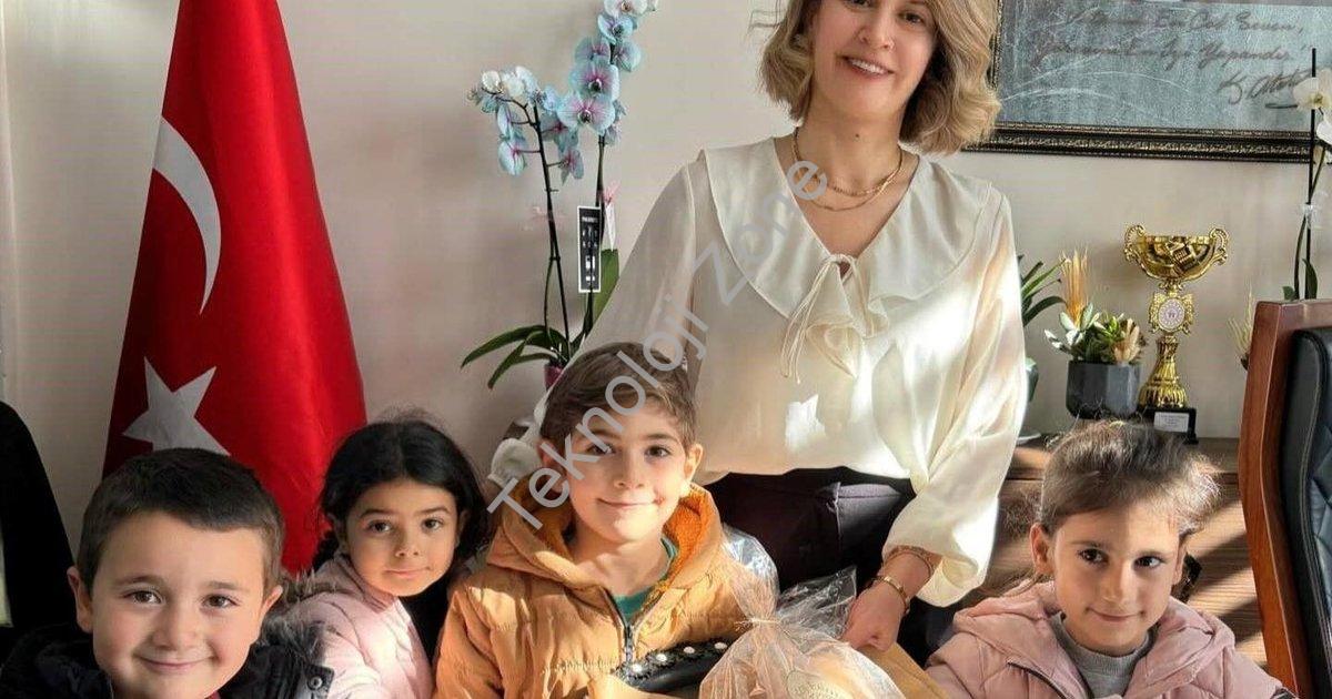 "Kütahya'da Minik Öğrencilerden Anlamlı Hediye: Kendi Elleriyle Ekmek Yaptılar" başlıklı haber için